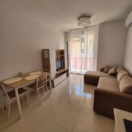 아파트 комфортен лазур 포마리